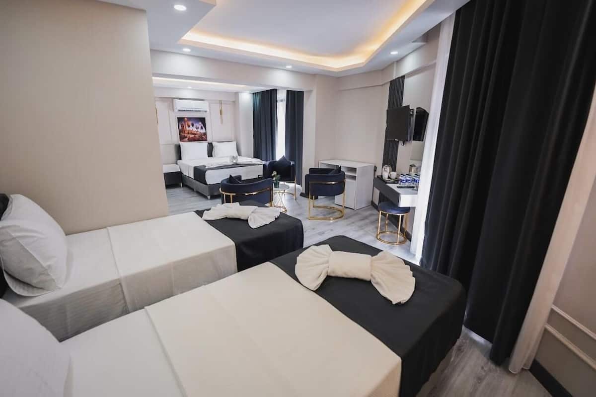 Habitación cuádruple Confort | Caja de seguridad en la habitación, escritorio y insonorización
