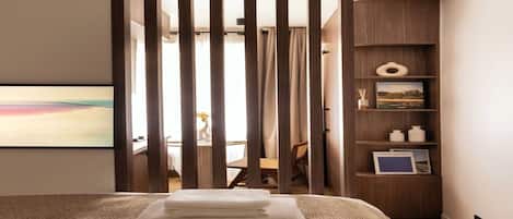 Iron/ironing board, internet, bed sheets