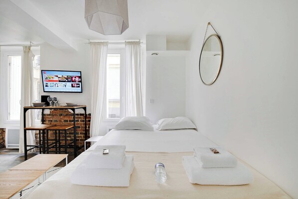 Bureau, fer et planche à repasser, Wi-Fi gratuit, draps fournis