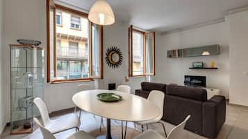 Appartement, balkon | Woonruimte | Een 24-inch lcd-televisie met digitale zenders