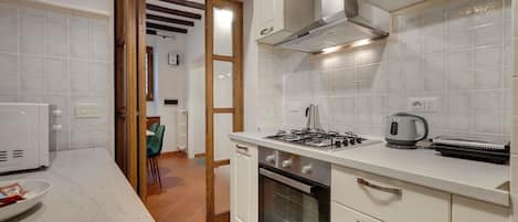 Apartment, Balcony | Private kitchen | Electric kettle