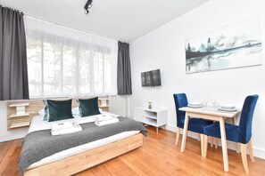 Tabla de planchar con plancha, acceso a internet y ropa de cama