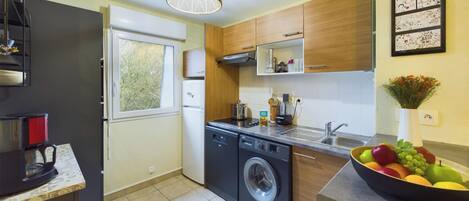 Een koelkast, een microgolfoven, een oven, een vaatwasser