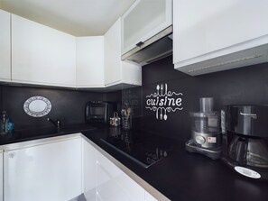 Kühlschrank, Mikrowelle, Ofen, Wasserkocher mit Kaffee-/Teezubehör