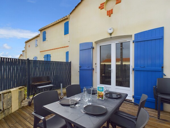 屋外ダイニングエリア