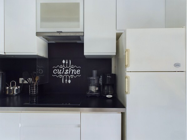 Fridge, microwave, oven, coffee/tea maker