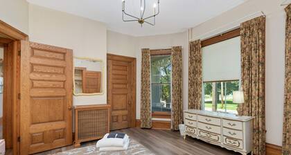 Cozy 1.5 Bdr Saint Paul, River Views, Old Charm meets modern style