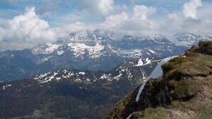 A mountainous landscape with snow-capped peaks and a waterfall. - Studio 4 persons Châtel / Linga. Chairlift within walking distance. (Châtel)