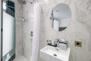 Dusche, Haartrockner, Handtücher