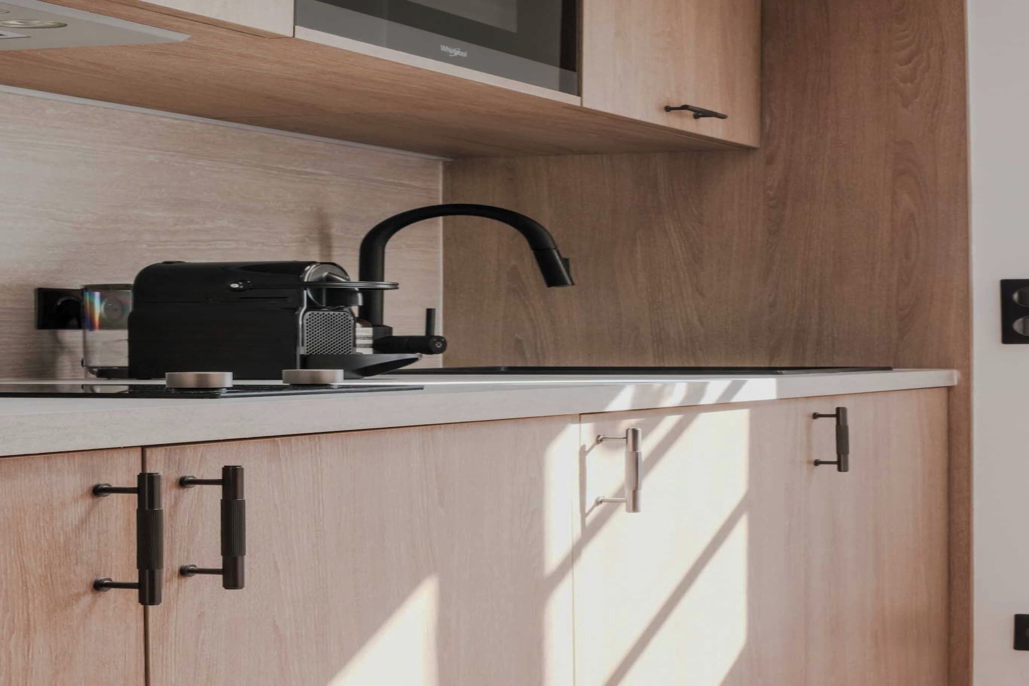 Geladeira, micro-ondas, cooktop, cafeteira/chaleira