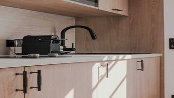 Geladeira, micro-ondas, cooktop, cafeteira/chaleira