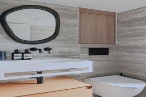 Secador de cabelo, toalhas de banho