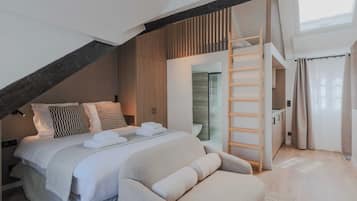 2 quartos, escrivaninha, ferros/tábuas de passar roupa, berço de viagem