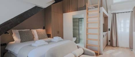 2 bedrooms, desk, iron/ironing board, travel crib