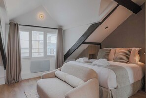 2 quartos, escrivaninha, ferros/tábuas de passar roupa, berço de viagem