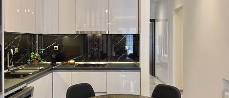 Apartment, City View | Private kitchen