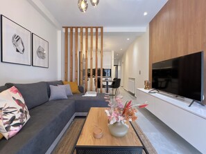 Leilighet, byutsikt | Oppholdsområde | LED-TV