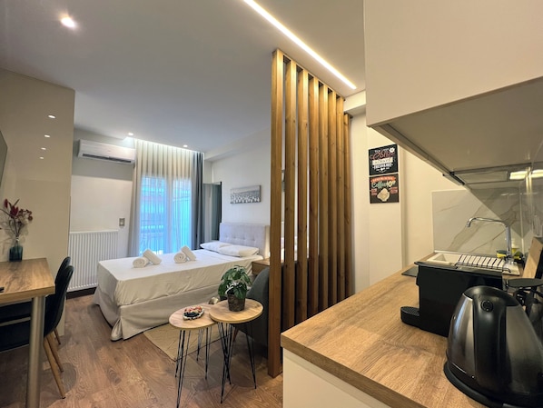 Deluxe-sviitti, kaupunkinäköala | 1 makuuhuone, yksilöllisesti sisustettu, yksilöllisesti kalustettu