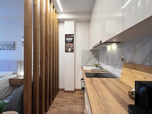 Suite – deluxe, byutsikt | Eget kjøkken | Ovn, kokeplater, vannkoker og høy barnestol