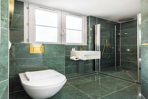 Shower, hair dryer, towels, shampoo - Elegant studio - 1BR/2P - Pigalle/Sacré-Cœur (Paris)