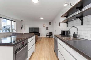 Fridge, oven, stovetop, dishwasher