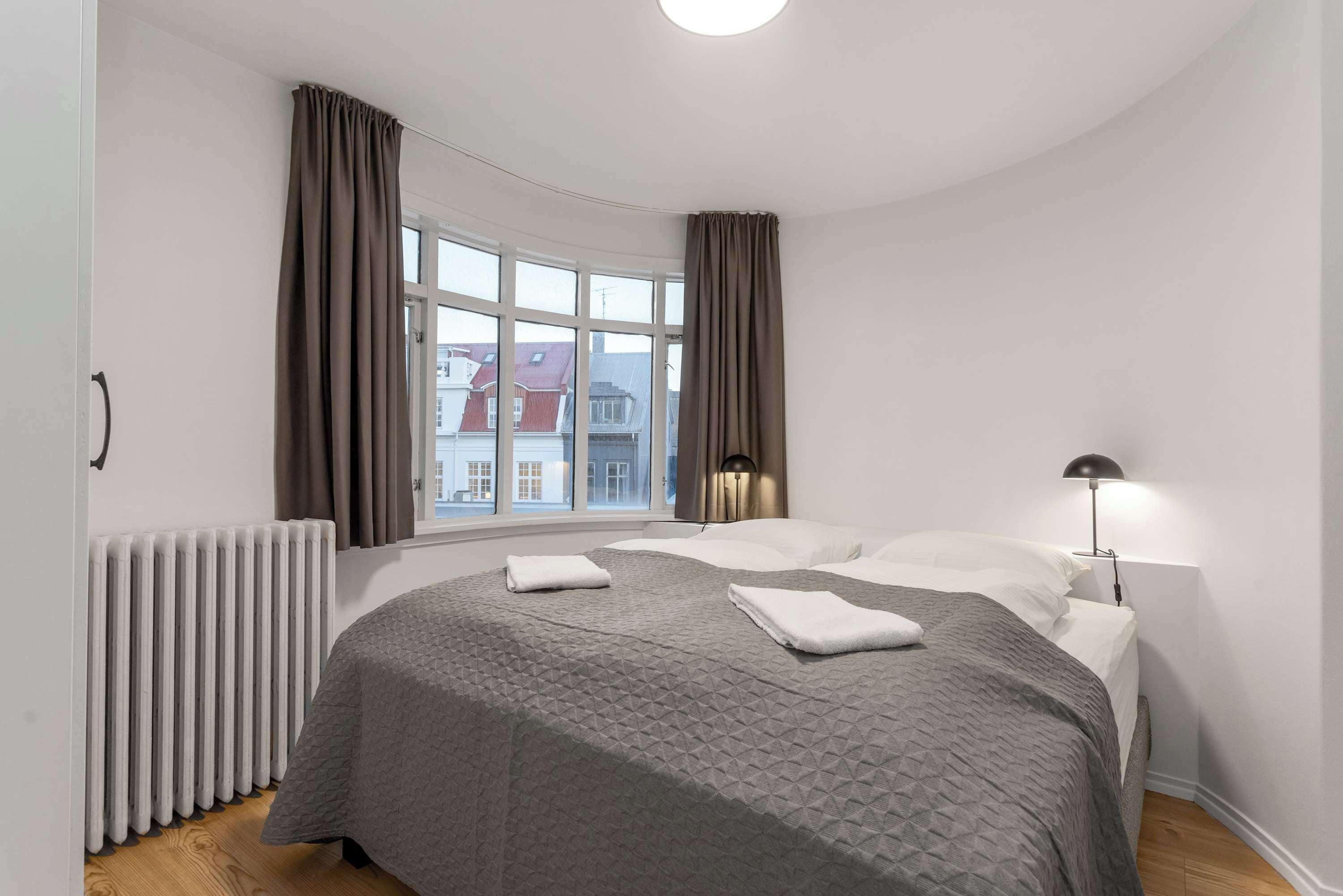 3 عدّة غرف نوم ومكواة/لوح كي وواي فاي وملاءات أسرّة