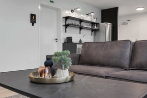 TV - Spacious 3Bedroom Apartment on Rainbow Street (Reykjavík)