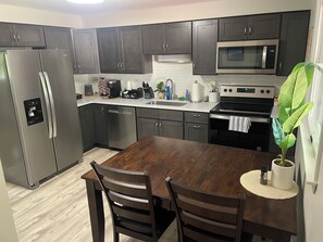 Jääkaappi, mikroaaltouuni, uuni, liesi