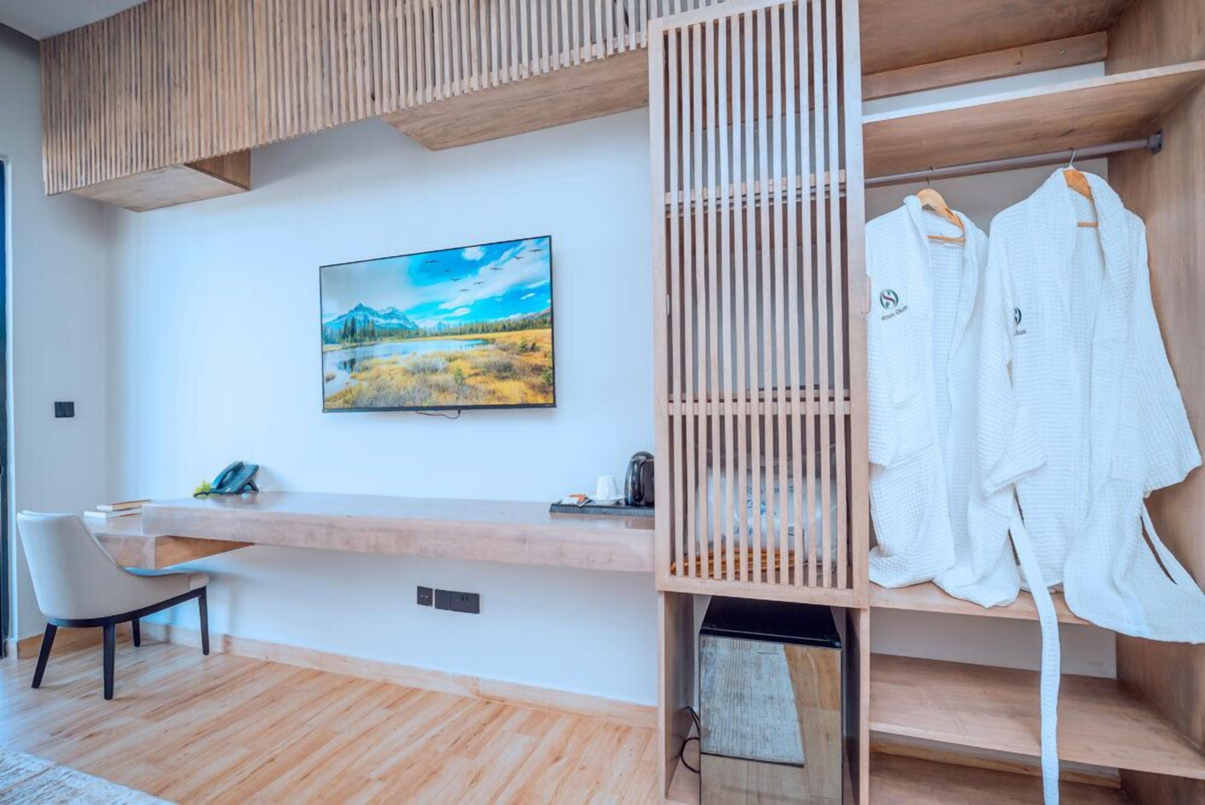 高級寢具、迷你吧、客房內保險箱、書桌