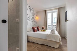 Desk, iron/ironing board, free WiFi, bed sheets - Intimate private room - 2P- Pigalle/Moulin Rouge (Paris)