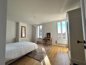 5 habitaciones, escritorio y tabla de planchar con plancha 