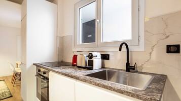 Frigorifero, microonde, forno, piano cottura