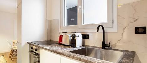 Een koelkast, een magnetron, een oven, een kookplaat