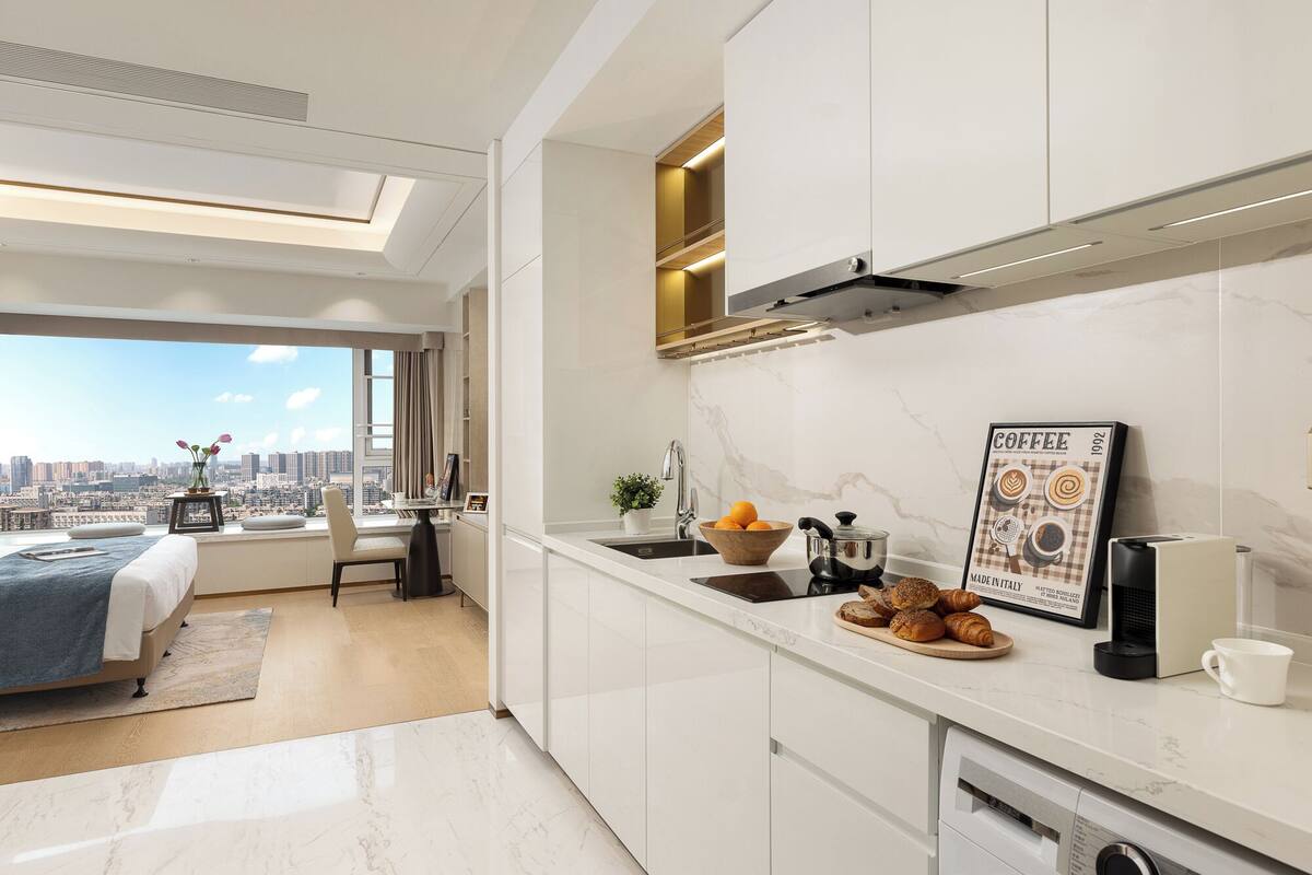 Een moderne keuken met uitzicht over de stad, een eethoek met een tafel en stoelen, en een bed met uitzicht.