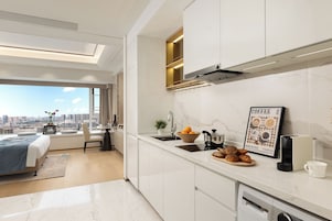 Frigorífico grande, microondas y placa de cocina