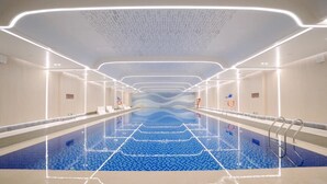 En modern inomhuspool med stilren design och en central gångväg.