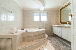 Villa, 3 Bedrooms, Smoking, Balcony | Bathroom