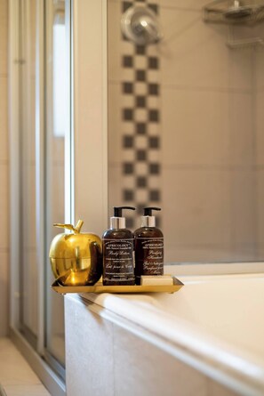 Bathroom - Charming Garden Cottage, Campsbay, Cape Town (Cape Town)