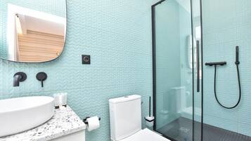 Shower, hair dryer, towels