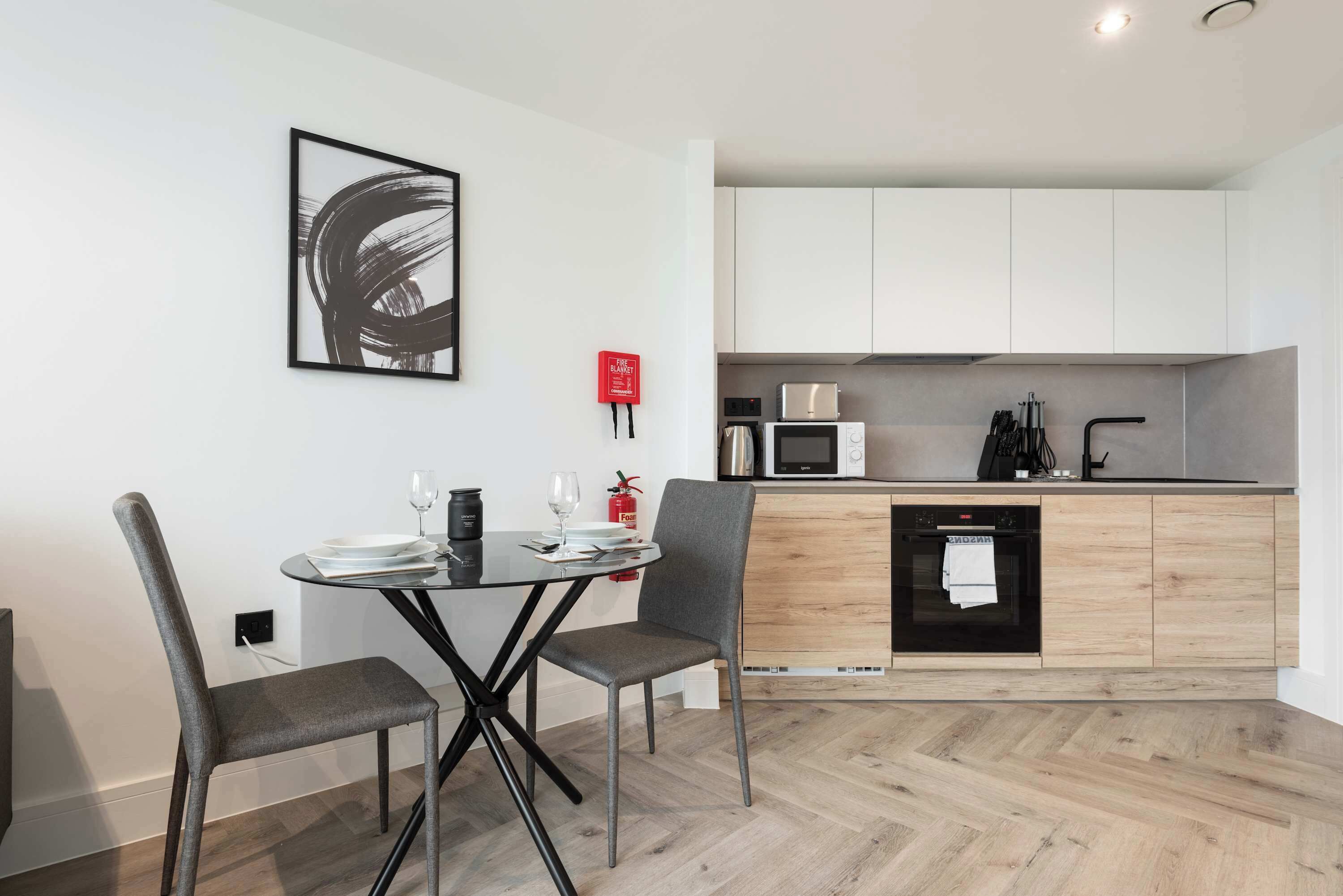 Réfrigérateur, micro-ondes, four, plaque de cuisson