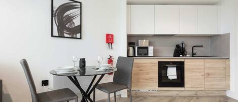 Réfrigérateur, micro-ondes, four, plaque de cuisson