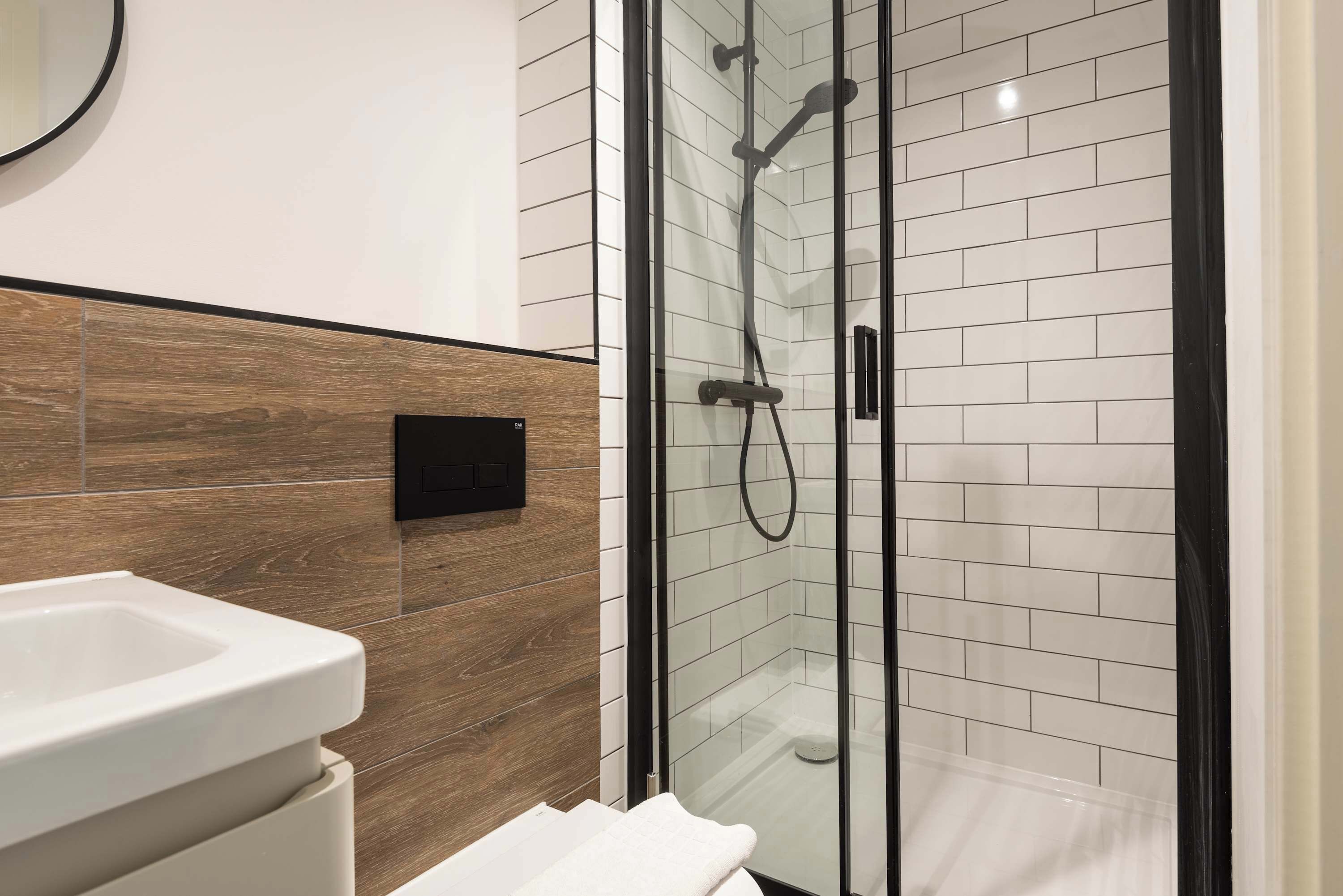 Douche, articles de toilette gratuits, sèche-cheveux