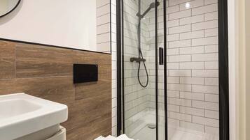 Douche, articles de toilette gratuits, sĂšche-cheveux