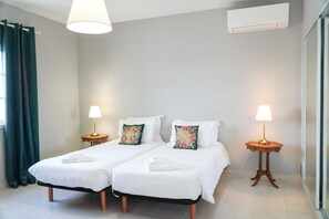 5 habitaciones, tabla de planchar con plancha, wifi y ropa de cama 
