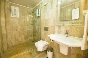 Dusche, Haartrockner, Handtücher