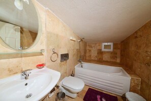 Douche, sèche-cheveux, serviettes fournies