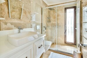 Shower, hair dryer, towels - Villa Feride - Stunning views overlooking Kalkan sea (Kalkan)