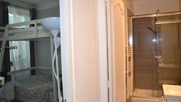 Sèche-cheveux, serviettes fournies, savon, shampoing