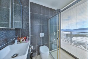 Douche, sèche-cheveux, serviettes fournies