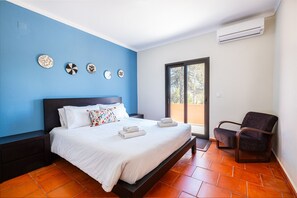 4 bedrooms, iron/ironing board, WiFi, bed sheets